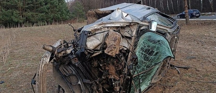 O ogromnym szczęściu może mówić 18-latek, który trafił do szpitala po dachowaniu bmw w Zaleskiej Woli w powiecie jarosławskim na Podkarpaciu. Choć zdjęcia z miejsca zdarzenia wyglądają dramatycznie, mężczyzna nie został poważnie ranny. Policja informuje, że jechał za szybko. 