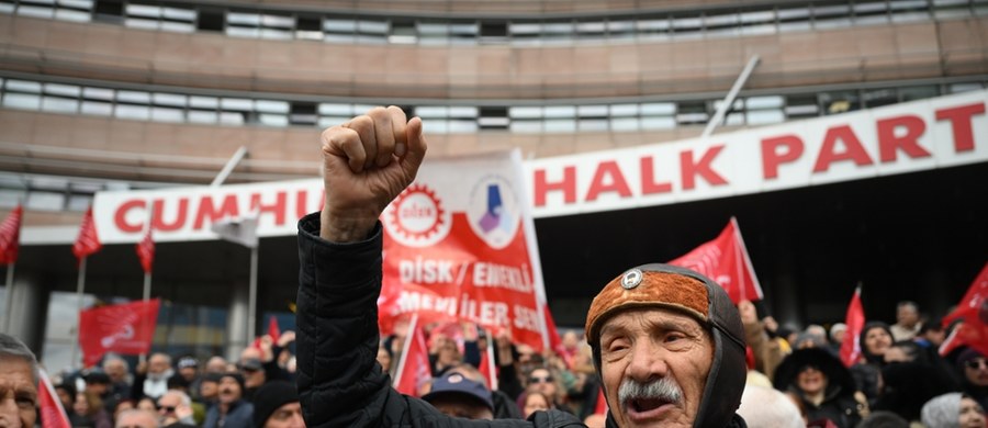 Turecka opozycja mówi o zatrzymaniu burmistrza Stambułu, że to cywilny zamach stanu. Tamtejsza policja aresztowała w środę Ekrema Imamoglu, opozycyjnego wobec władz kraju burmistrza Stambułu, wymienianego jako kandydata w najbliższych wyborach prezydenckich – podały media. Do zatrzymania doszło w ramach śledztwa w sprawie domniemanej korupcji i powiązań z terroryzmem. Analityczka ds. Turcji z Polskiego Instytutu Spraw Międzynarodowych Aleksandra Maria Spancerska na antenie RMF24 mówi o postępującym antydemokratycznym zwrocie Ankary.