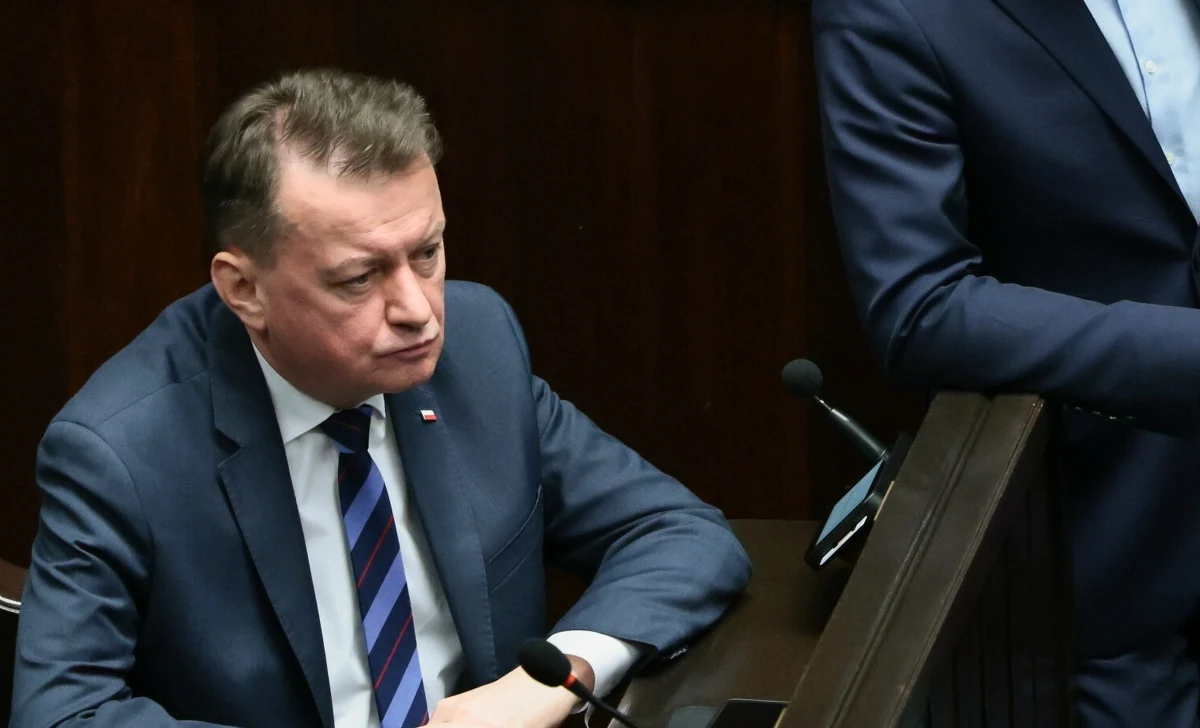 Mariusz Błaszczak, były minister obrony narodowej w rządzie PiS, zostanie przesłuchany w charakterze podejrzanego w najbliższy piątek o godz. 10. Poseł Błaszczak został wezwany przez Wydział do Spraw Wojskowych Prokuratury Okręgowej w Warszawie w celu ogłoszenia mu zarzutu i przesłuchania go w charakterze podejrzanego - poinformował w środę prokurator, podpułkownik Marcin Maksjan. Środowisko Prawa i Sprawiedliwości zapowiedziało protest.