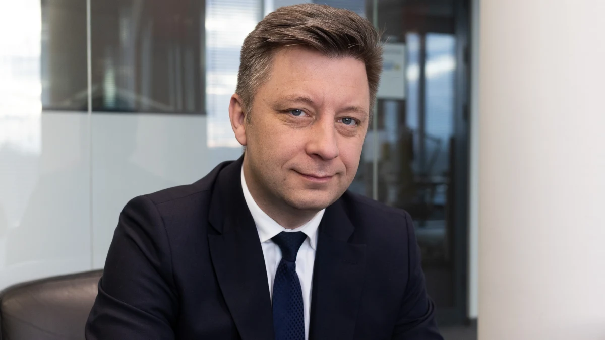 "Do tej pory Putin poniósł olbrzymie straty zarówno jeśli chodzi o liczbę zabitych, rannych, jak i sprzętu. Dzisiaj walczy o to, żeby kończąc czy też zamrażając ten konflikt, jak najwięcej ze swoich politycznych planów zrealizować. Politycznie, jak na razie, nie zrealizował zbyt wiele" - mówił Michał Dworczyk w Rozmowie o 7:00 w Radiu RMF24. Jak zauważył gość Piotra Salaka, nawet w przypadku zawieszenia broni, Putin będzie testował, na ile może sobie pozwolić w kwestii łamania rozejmu.