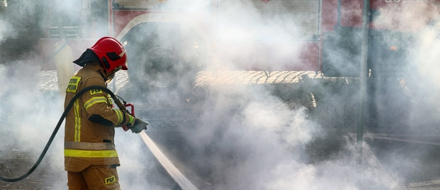 Pożar wybuchł w budynku targowym na terenie bazaru Różyckiego w Warszawie w środę po południu. Nad stolicą unosiły się kłęby czarnego dymu. Na szczęście nikomu nic się nie stało. Powierzchnia pożaru to ok. 100 metrów kwadratowych.
