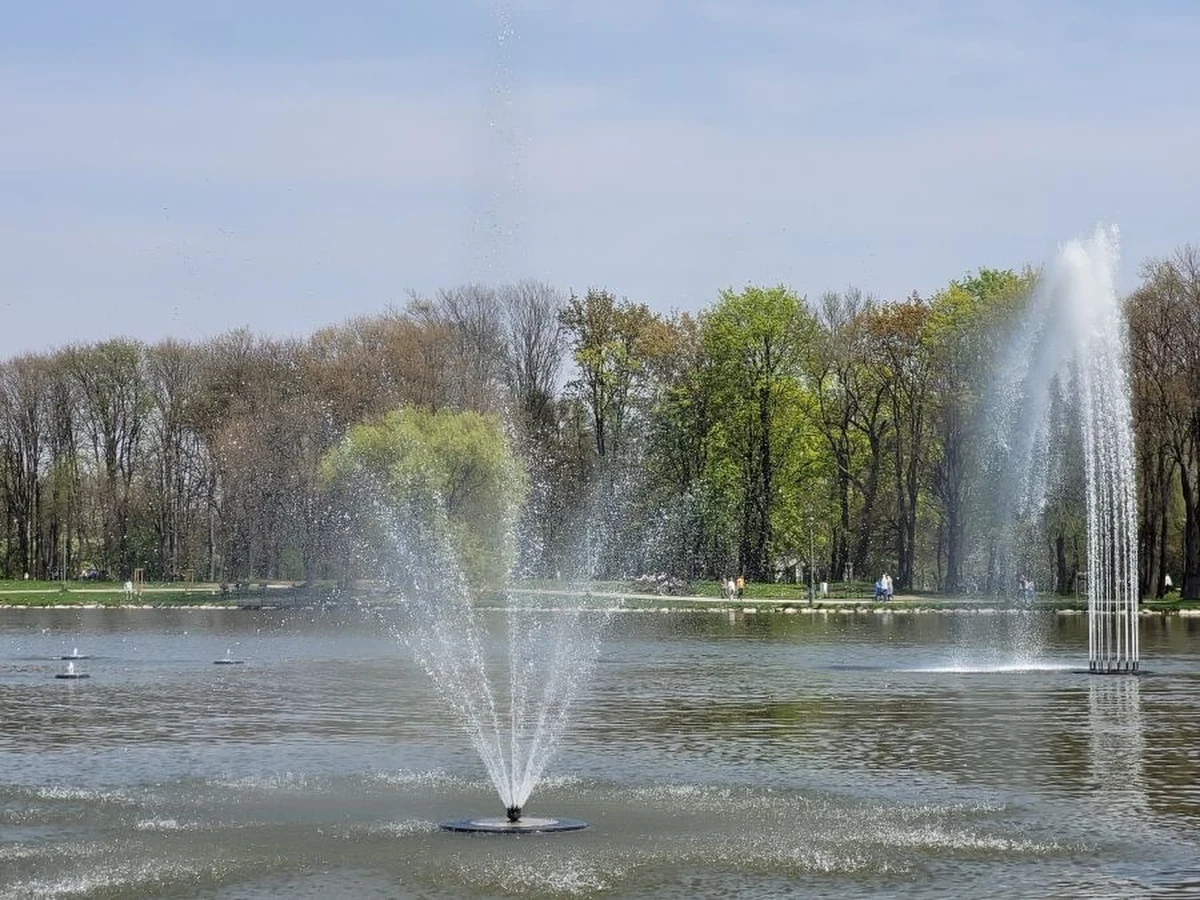 Zalew Nowohucki nie będzie kąpieliskiem - poinformował krakowski magistrat. Wielu mieszkańców stolicy Małopolski miało nadzieję, że w tym sezonie popularne miejsce wypoczynku zostanie przekształcone i będzie można zażywać tam kąpieli. Tak się jednak się nie stanie. Dlaczego?