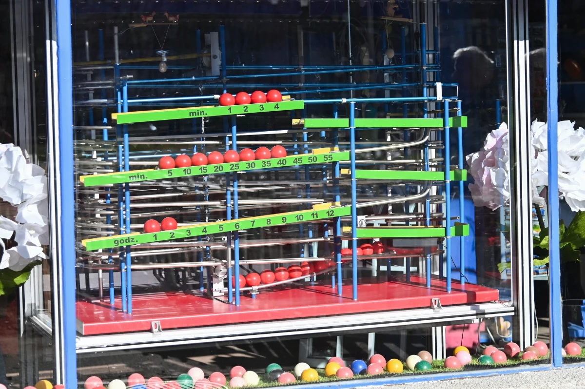 Największy w Polsce zegar kulkowy doczekał się profesjonalnej osłony. Po tym, jak w ubiegłym roku konstrukcja została popsuta przez wandali, pomoc w zabezpieczeniu tej atrakcji Szczecina zaoferowali studenci Zachodniopomorskiego Uniwersytetu Technologicznego.