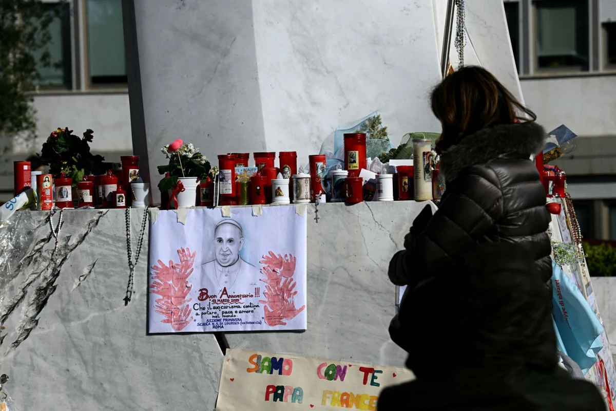 Stan kliniczny papieża Franciszka, przebywającego od ponad miesiąca w szpitalu, poprawia się. Takie informacje znalazły się w biuletynie medycznym przekazanym przez biuro prasowe Watykanu. W komunikacie napisano, że papież w nocy nie musi już korzystać z wentylacji mechanicznej. Ojciec Święty od 14 lutego przebywa w rzymskiej Poliklinice Gemelli. Trafił tam z powodu obustronnego zapalenia płuc.