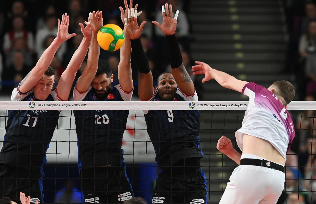 Siatkarze PGE Projektu wygrali w Warszawie z Halkbankiem Ankara 3:0 (25:20, 25:19, 25:20) w rewanżowym meczu ćwierćfinałowym Ligi Mistrzów. Pierwsze spotkanie przegrali 1:3, więc półfinalistę wyłonił "złoty set". W nim lepszy okazał się zespół z Turcji 15:12.