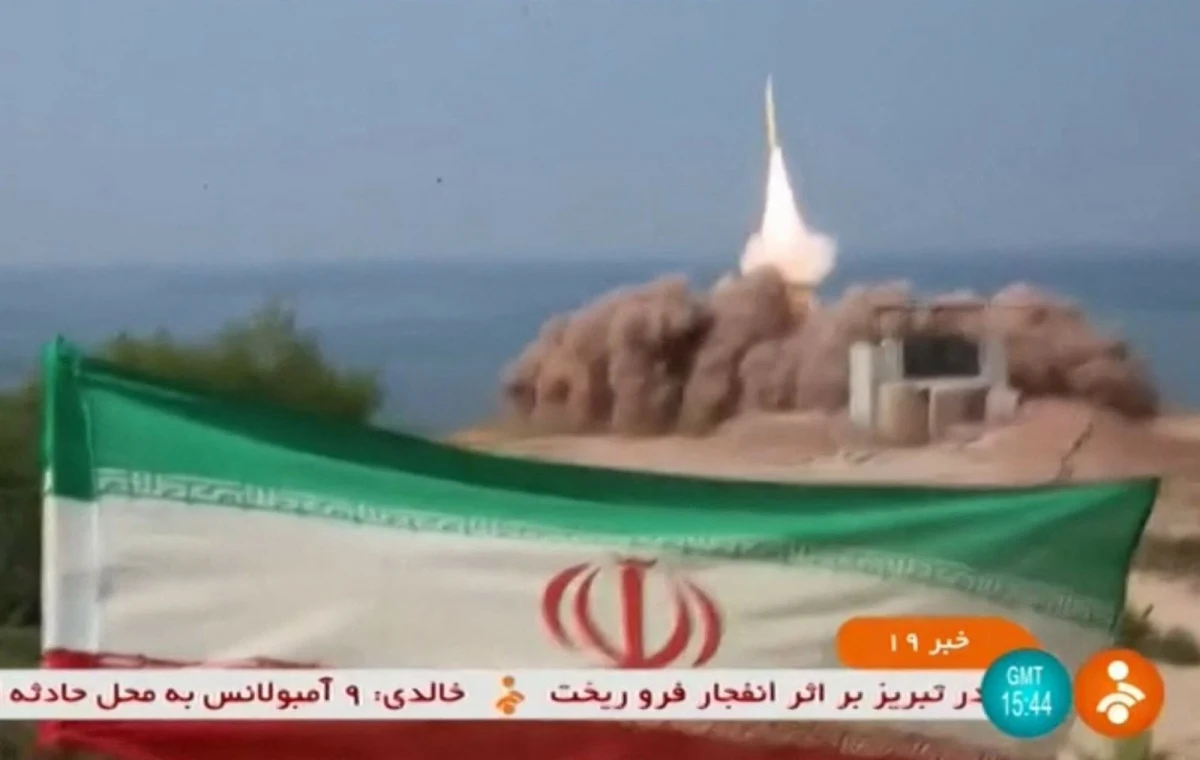 Donald Trump miał wysłać list do Iranu. Izraelski serwis Axios informuje, że adresatem był Ali Chamenei, który jako duchowo-polityczny przywódca kraju otrzymał od Trumpa ultimatum: albo w ciągu dwóch miesięcy Teheran podpisze porozumienie o wstrzymaniu programu nuklearnego, albo... Co stanie się, jeżeli warunki USA nie zostaną zaakceptowane, do końca nie wiadomo. Axios twierdzi, że "zwiększy to szansę na uderzenie militarne na instalacje jądrowe Iranu". Władze w Teheranie na razie nie sprawiają wrażenia przerażonych.