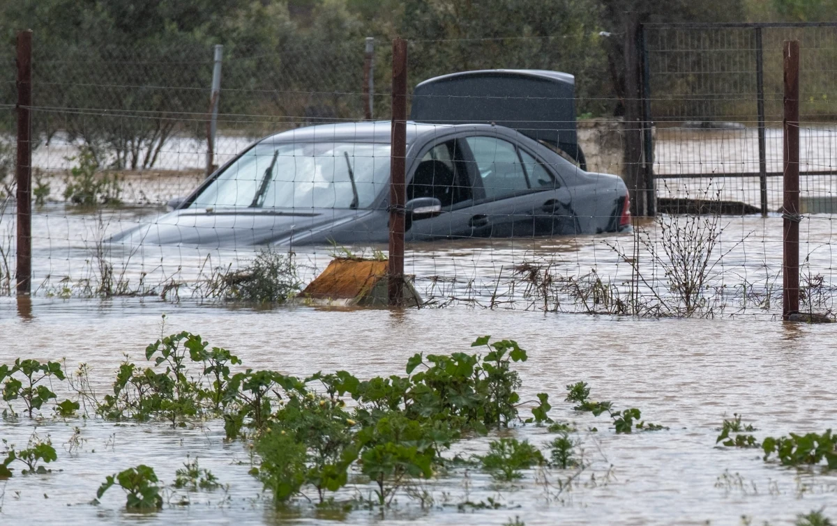 Co najmniej dwie osoby zginęły w Hiszpanii, a trzy zostały ranne w Portugalii, gdy gwałtowne burze Laurence i Martinho nawiedziły Półwysep Iberyjski. W Portugalii silny wiatr przewrócił część trybuny na stadionie.