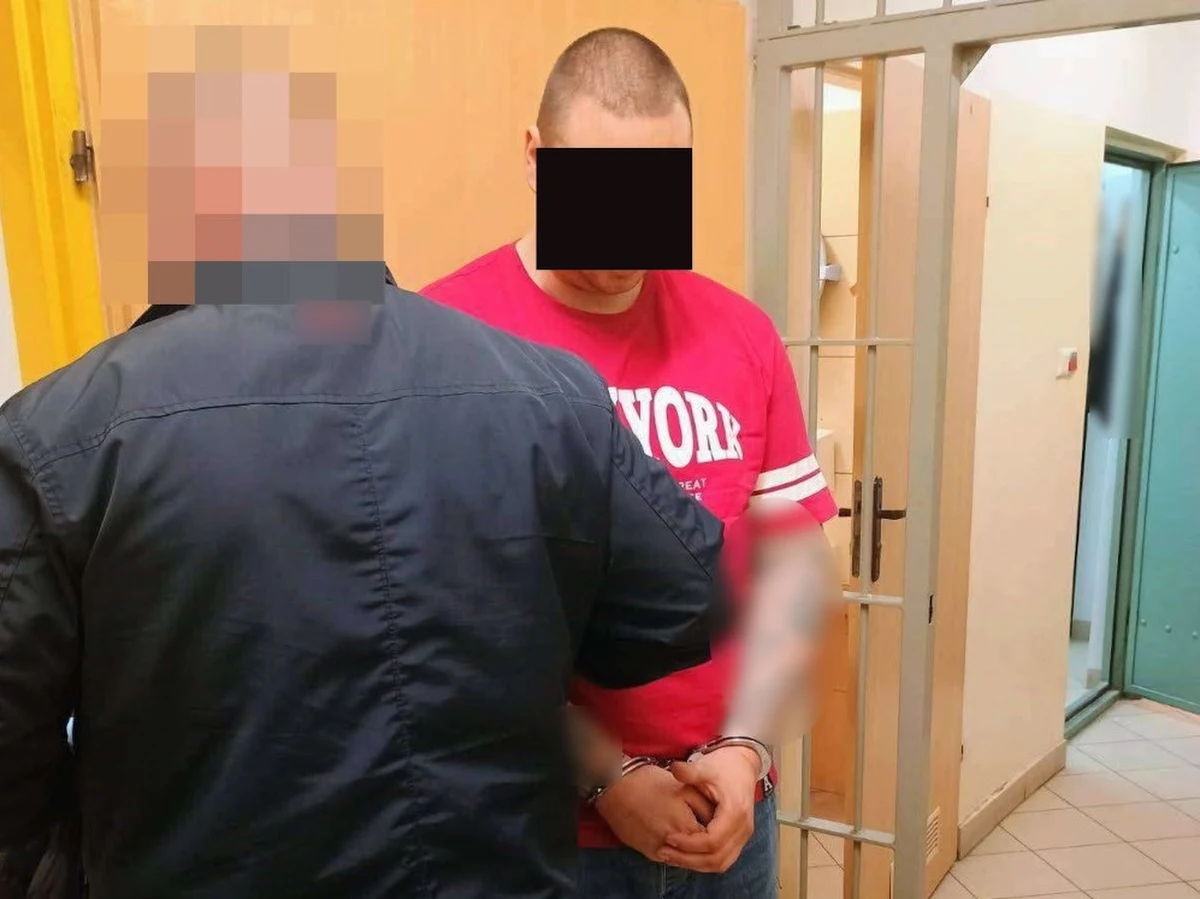 W kominiarce, rękawiczkach i skradzionym autem uciekał przed policjantami w Warszawie. Właściciel pojazdu nawet nie wiedział, że skradziono mu samochód.