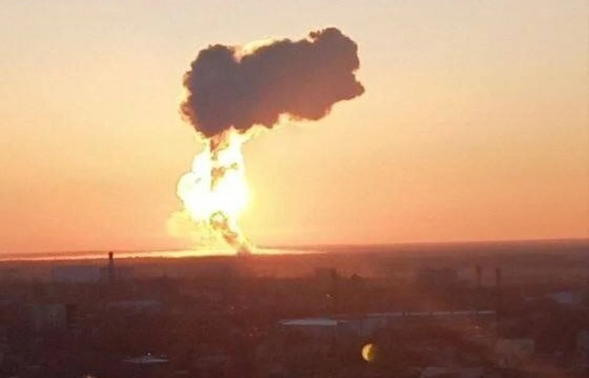 Rosyjskie miasta Engels i Saratów były minionej nocy "celem najpotężniejszego ataku bezzałogowych statków powietrznych w historii" - przekazał gubernator obwodu rostowskiego Roman Busargin. Lokalne media podały, że Ukraińcy uderzyli dronami m.in. w strategiczną bazę lotnictwa wojsk rosyjskich Engels-2. W Engelsie wprowadzono stan wyjątkowy.