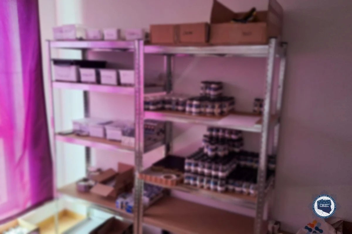 W wyniku działań funkcjonariuszy Centralnego Biura Zwalczania Cyberprzestępczości w Katowicach zatrzymano 10 osób podejrzanych o udział w zorganizowanej grupie przestępczej. Grupa ta, działając na terenie całej Polski, zajmowała się produkcją i dystrybucją podrabianych produktów farmaceutycznych, w tym leków hormonalnych, na potencję oraz tzw. sterydów anabolicznych.