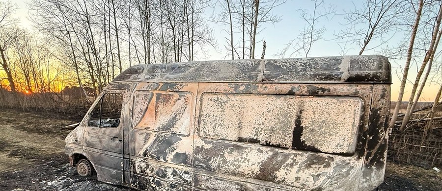 Doszczętnie spalony samochód kuriera wraz z przesyłkami odnaleziony w lesie. Chwilę wcześniej skradziono go z jednej z ulic w Drezdenku (Lubuskie). Policja zatrzymała w tej sprawie trzech mężczyzn.