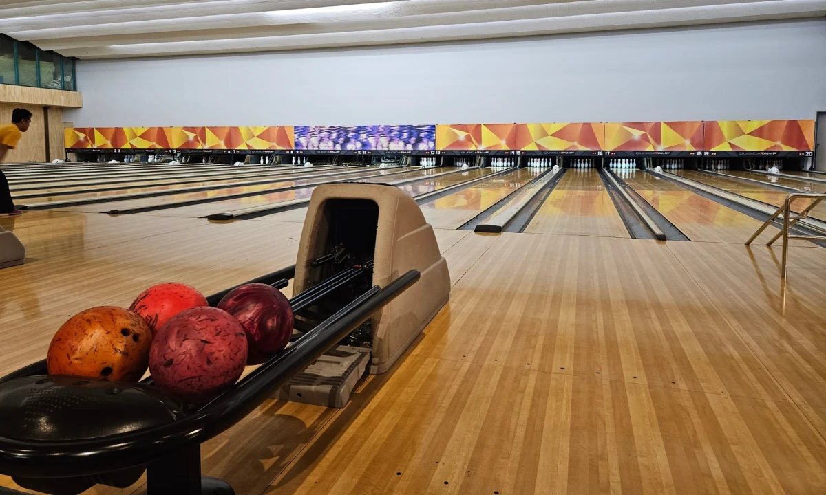 Ochroniarz klubu na warszawskiej Ochocie, w którym mieści się kręgielnia, postrzelił włamywacza. 50-latek trafił do szpitala.