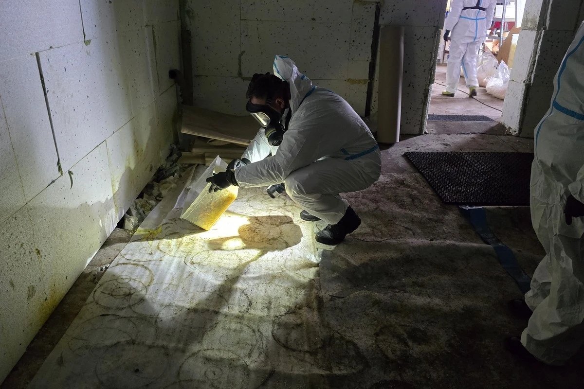 55 kg gotowych środków odurzających i ponad 120 kg narkotyków w trakcie krystalizacji i półproduktów znajdowało się w działającym pod Częstochową laboratorium produkującym na dużą skalę klefedron. W związku z zagrożeniem, jakie niosły za sobą wykryte chemikalia, konieczna była interwencja strażaków z grup ratownictwa chemiczno-ekologicznego. Oględziny trwały dwa dni. Policja zatrzymała dwie osoby.