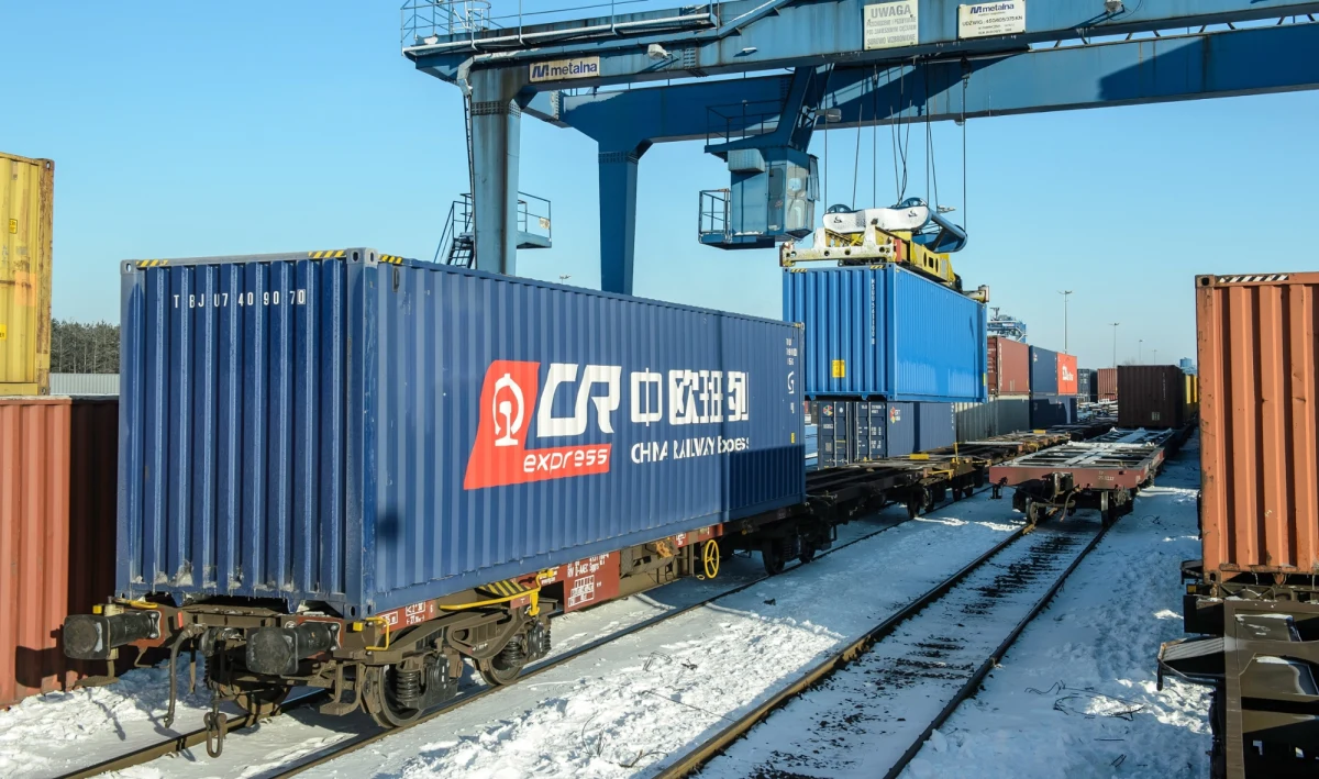 ​Chiński eksport koleją przez Polskę prawie odbudował się po zapaści w 2023 roku. Jak ustalił reporter RMF FM, liczba kontenerów z chińskimi towarami odprawiona w terminalu celnym w Małaszewiczach jest już tylko o 20 proc. niższa niż przed agresją Rosji na Ukrainę. Zamarł natomiast praktycznie rosyjski eksport koleją na Zachód.