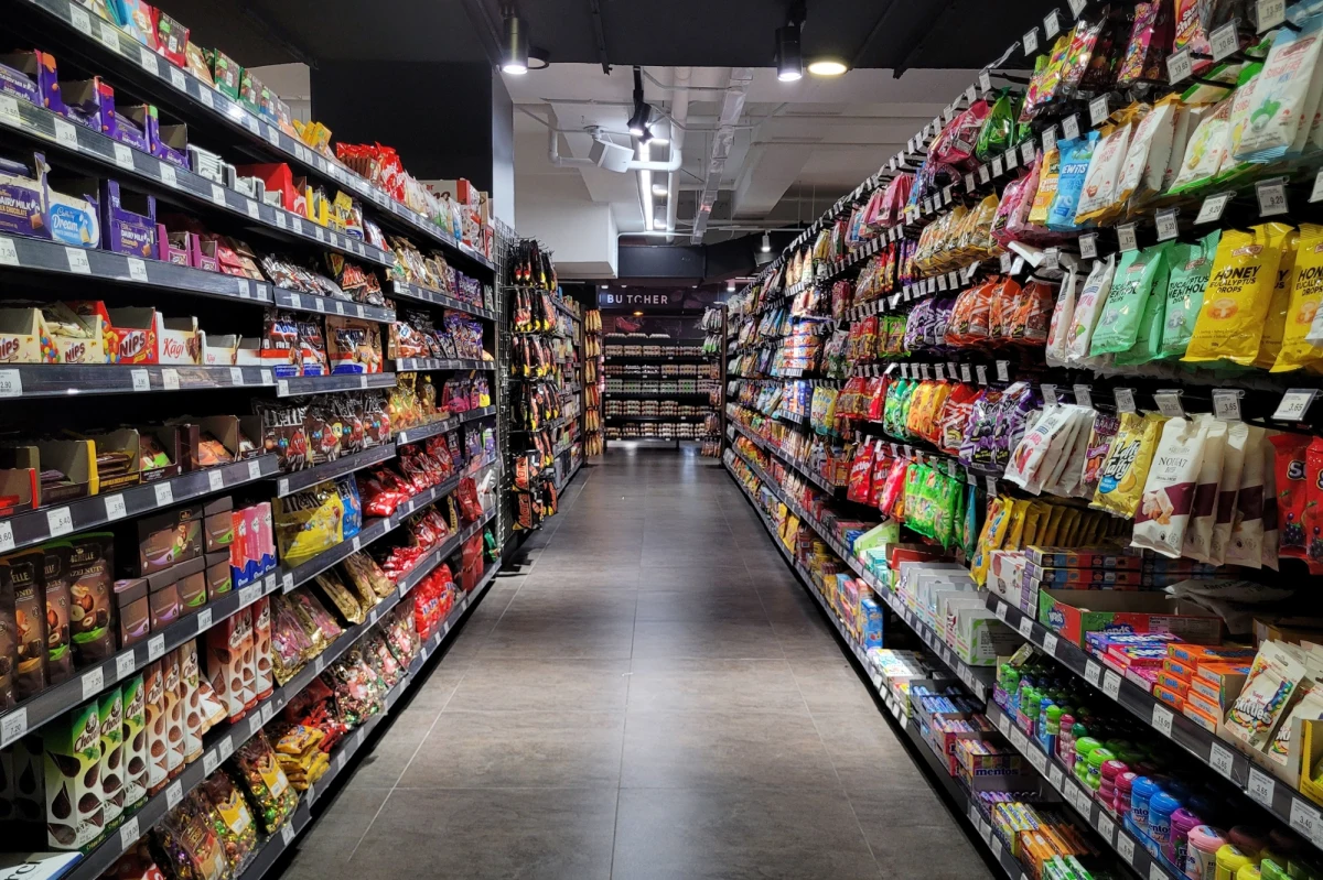 Niemal co piąty Szwed deklaruje bojkot amerykańskich produktów, a większość rozważa przyłączenie się do tej akcji - wynika z badania Uniwersytetu w Lund. Wyniki wskazują, że gotowość do rezygnacji z popularnych marek na rzecz lokalnych alternatyw rośnie. Czy jesteśmy świadkami narodzin nowego trendu konsumenckiego?