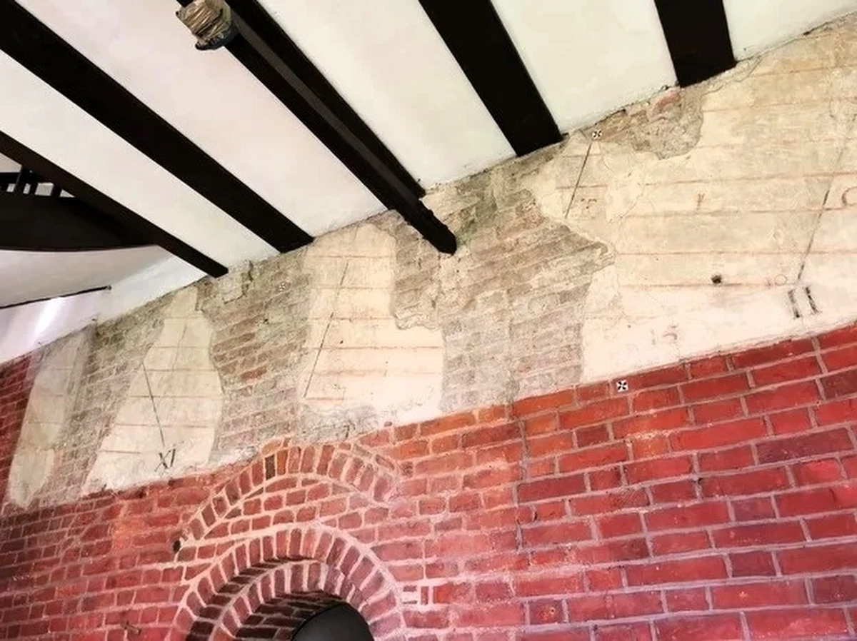 Dokładnie minutę po godz. 10:00 przywitaliśmy astronomiczną wiosnę. Nie wszyscy wiedzą, że wyznaczaniem tej daty zajmował się najsłynniejszy mieszkaniec zamku w Olsztynie - Mikołaj Kopernik. Do dziś zachowała się tablica, której wielki uczony używał do swoich wyliczeń.