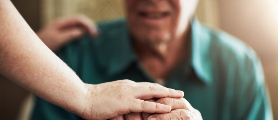 Nową nadzieją na leczenie choroby Alzheimera jest terapia biologiczna, nakierowana na znajdujące się w mózgu złogi beta amyloidu. Może ona być skuteczna przynajmniej u niektórych pacjentów. To wyniki najnowszych badań, opublikowane przez "Lancet Neurology". Od lat sprawdzane są różne terapie, które mogą przynajmniej opóźnić postępy choroby.