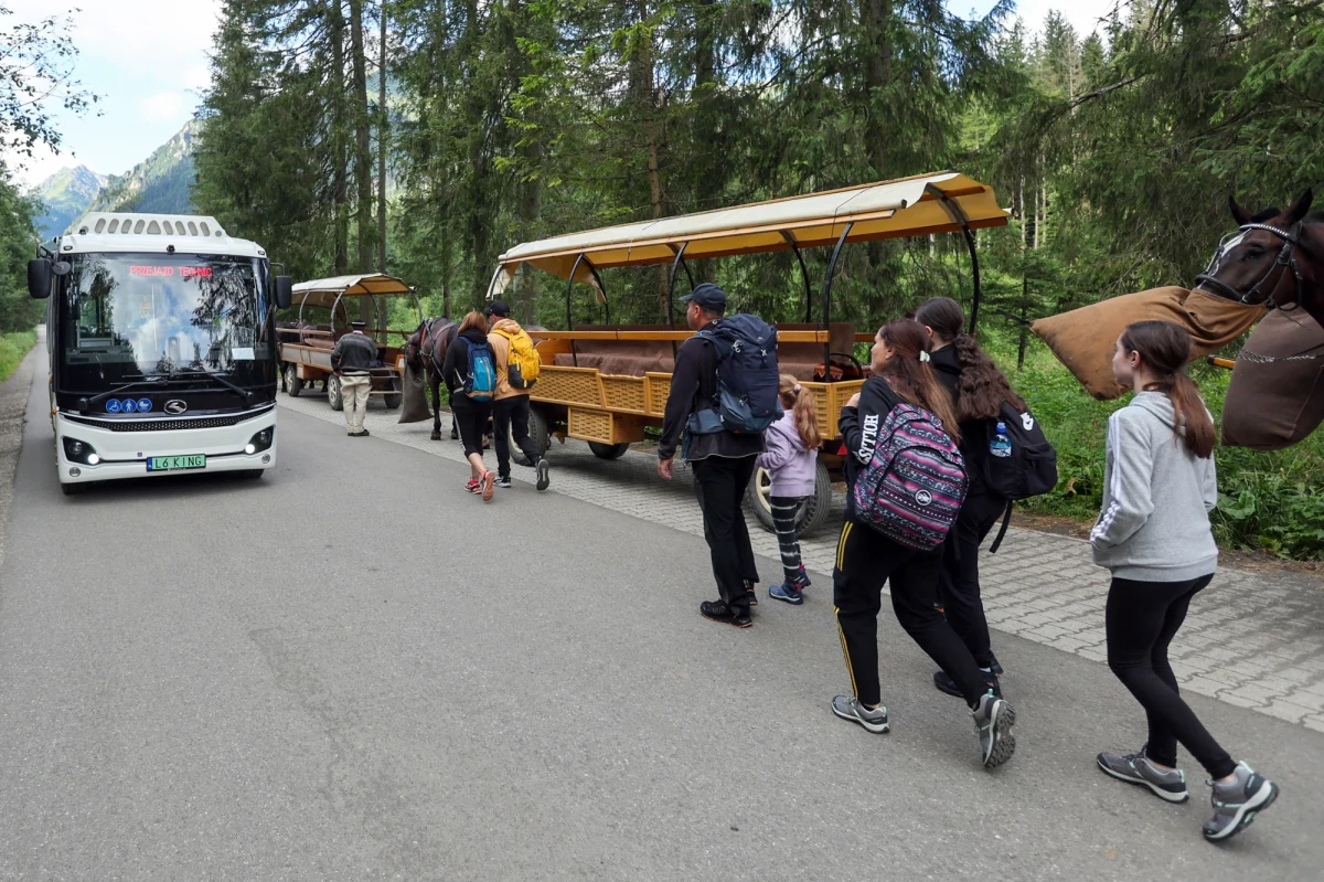 Cztery pierwsze busy elektryczne powinny wyjechać na trasę do Morskiego Oka w Tatrach przed tegorocznym długim weekendem majowym - zapowiedział dyrektor Tatrzańskiego Parku Narodowego Szymon Ziobrowski. Dodał, że park nie planuje wprowadzenia limitowania wejść w góry, pomimo rekordowego ruchu turystycznego.

