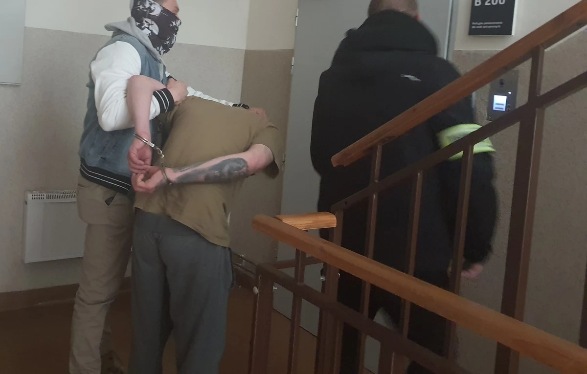 Zażądali pieniędzy, a potem brutalnie pobili. Dwaj napastnicy, którzy w Koszalinie napadli na 15-latka zostali namierzeni i zatrzymani. Z ustaleń policji wynika, że chcieli nastolatka okraść, a gdy okazało się, że nie ma czego zrabować, skopali ofiarę.