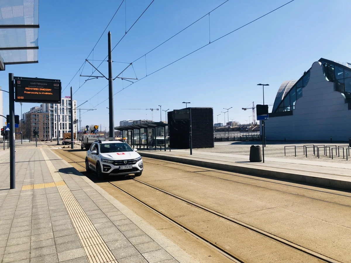 Do dworca kolejowego Łódź Fabryczna od dziś nie dojedziecie tramwajem. Awaria zasilania i remont torów pozbawiły łodzian oraz przyjezdnych możliwości dotarcia do i z tego miejsca w inne części miasta.