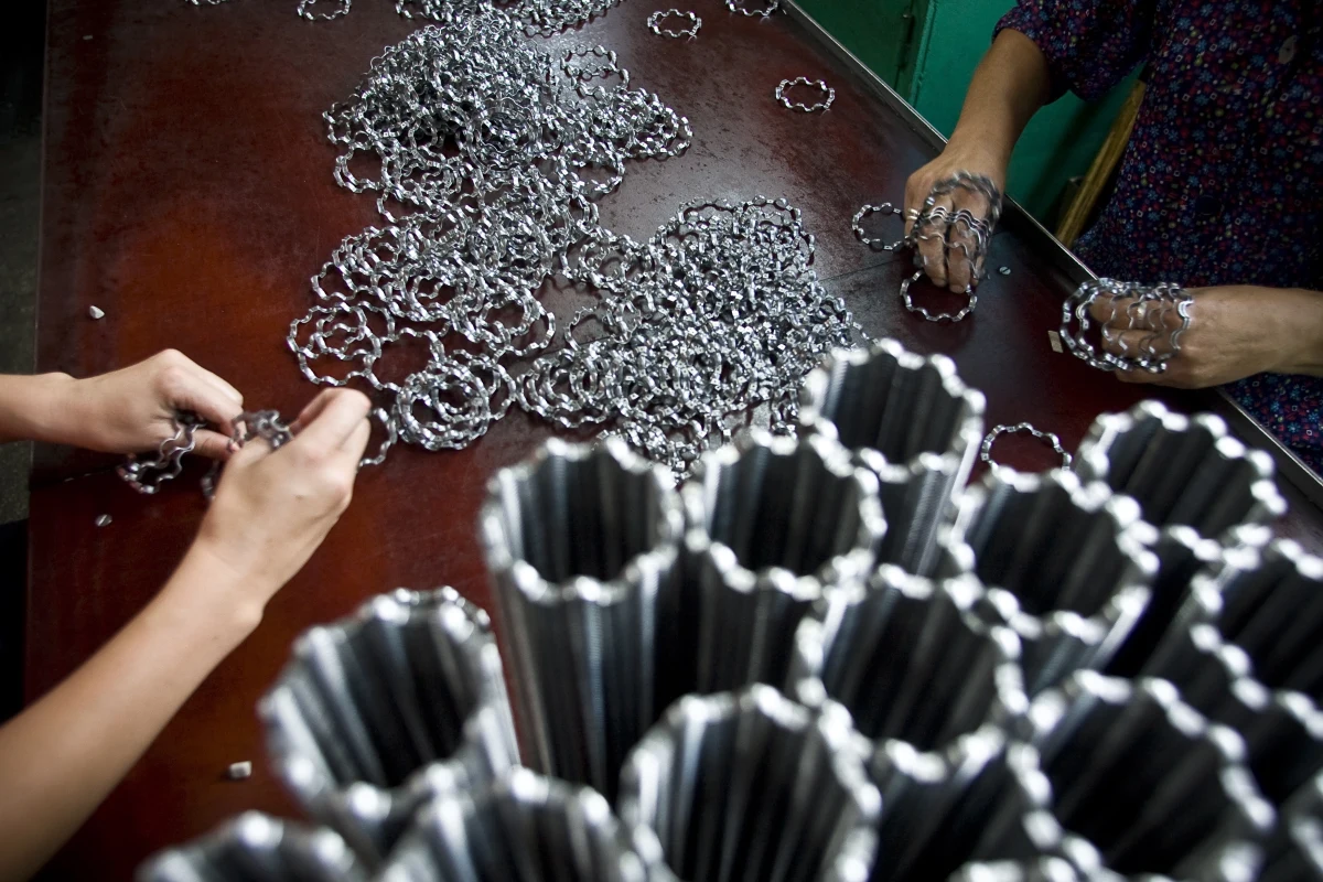 Około 100 osób traci pracę w Fabryce Łożysk Tocznych (FŁT) w Kraśniku (Lubelskie). To pierwszy etap zwolnień grupowych w tej firmie - w sumie mogą one dotknąć 350 osób. Zarząd fabryki tłumaczy to trudną sytuacją finansową spowodowaną m.in. wysokimi kosztami energii i zatrudnienia.