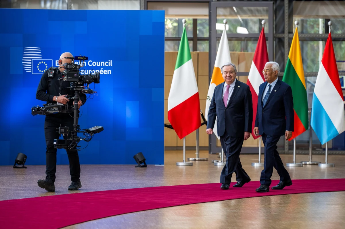 Plan zawieszenia broni i gwarancji dla Ukrainy odpierającej rosyjską inwazję "nabiera kształtów", a rozmowy poświęcone były wypracowaniu "politycznej intencji" w sprawie pomocy dla Kijowa - powiedział w czwartek premier Wielkiej Brytanii Keir Starmer po spotkaniu z wysokiej rangi wojskowymi z ponad 25 krajów. Wcześniej mówił, że Zjednoczone Królestwo i jego sojusznicy muszą być gotowi, by szybko reagować, jeśli Ukraina zawrze rozejm z Rosją. Ma to związek z planami ewentualnego wysłania sił pokojowych na Ukrainę. Unijne źródło podało jednak, że wśród liderów, którzy spotkali się w czwartek na szczycie UE panuje przekonanie, że nie toczą się żadne prawdziwe negocjacje w sprawie zakończenia rosyjskiej agresji.