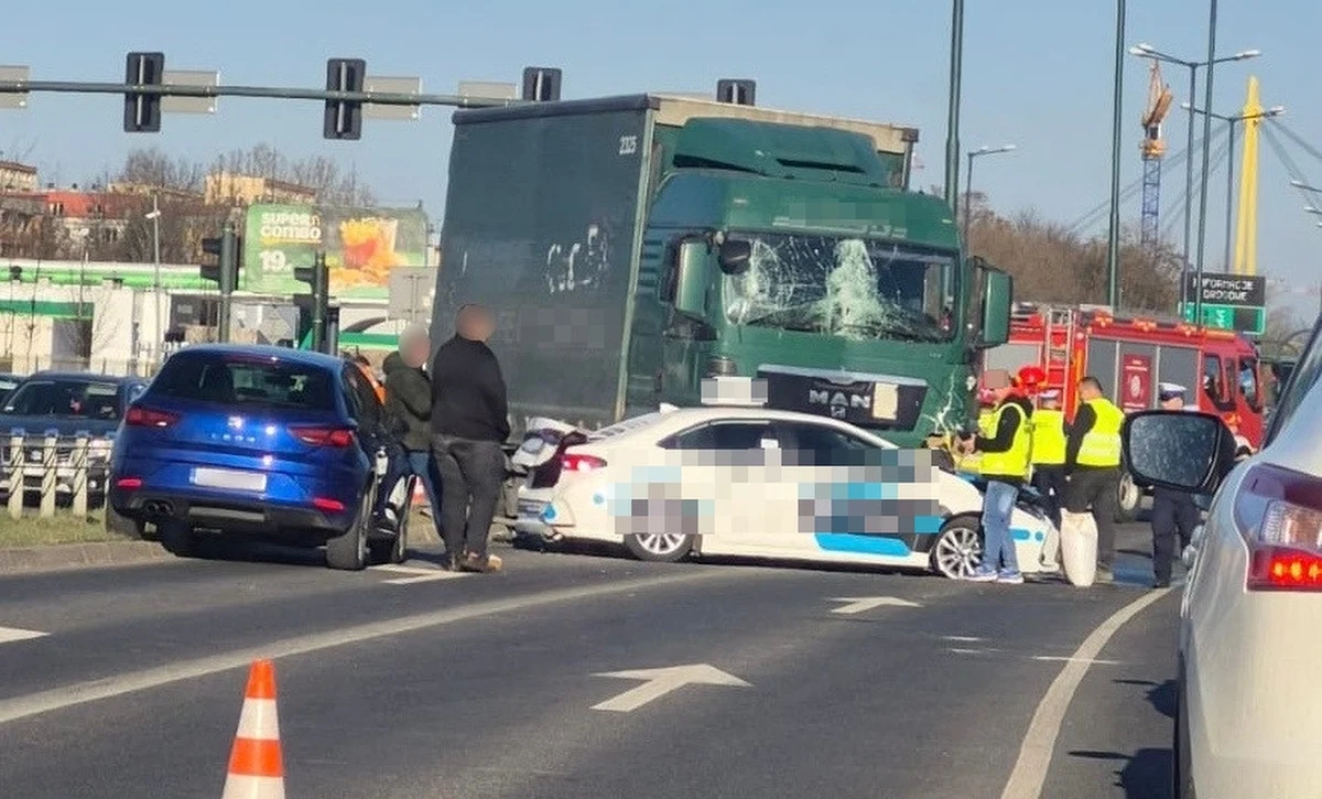 Cztery osoby zostały ranne w wypadku przy ul. Opolskiej w Krakowie, na wysokości ul. Łokietka. W czwartek po południu ciężarówka uderzyła w samochód przed sobą, potem w sygnalizację świetlną i kilka pojazdów jadących w przeciwną stronę. Droga jest już przejezdna, natomiast do godzin przedpołudniowych w piątek na skrzyżowaniu Opolskiej i Łokietka zmieniona jest organizacja ruchu. W piątek będzie też moment, w którym ruch na ul. Opolskiej zostanie zamknięty. 
