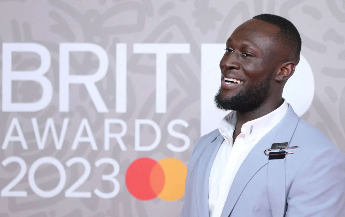 Stormzy otrzymał od angielskiej uczelni honorowy doktorat z prawa w uznaniu jego działalności filantropijnej. 31-letni raper, działając na marginesie swojej kariery muzycznej, zainicjował różne programy w dziedzinie sportu i sztuki. Jego dziełem było na przykład założenie wydawnictwa Merky Books, które promuje czarnoskórych brytyjskich autorów oraz wykupienie klubu piłkarskiego AFC Croydon Athletic z zamiarem przekształcenia go w spółdzielnię społeczną.