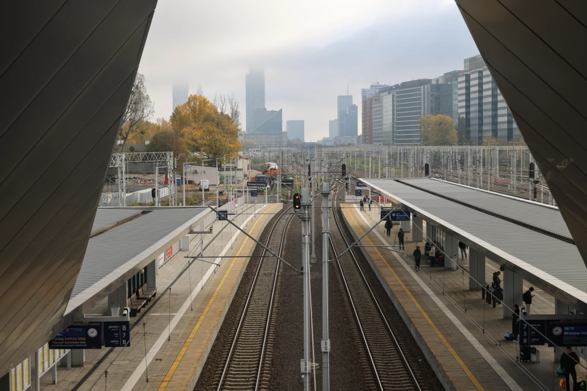 Z powodu prac wykończeniowych na pierwszym i drugim peronie stacji Warszawa Zachodnia, będą występowały utrudnienia. Możliwe są opóźnienia w kursowaniu pociągów: od piątku Szybkiej Kolei Miejskiej, a od soboty Warszawskiej Kolei Dojazdowej. Utrudnienia zakończą się w niedzielę.