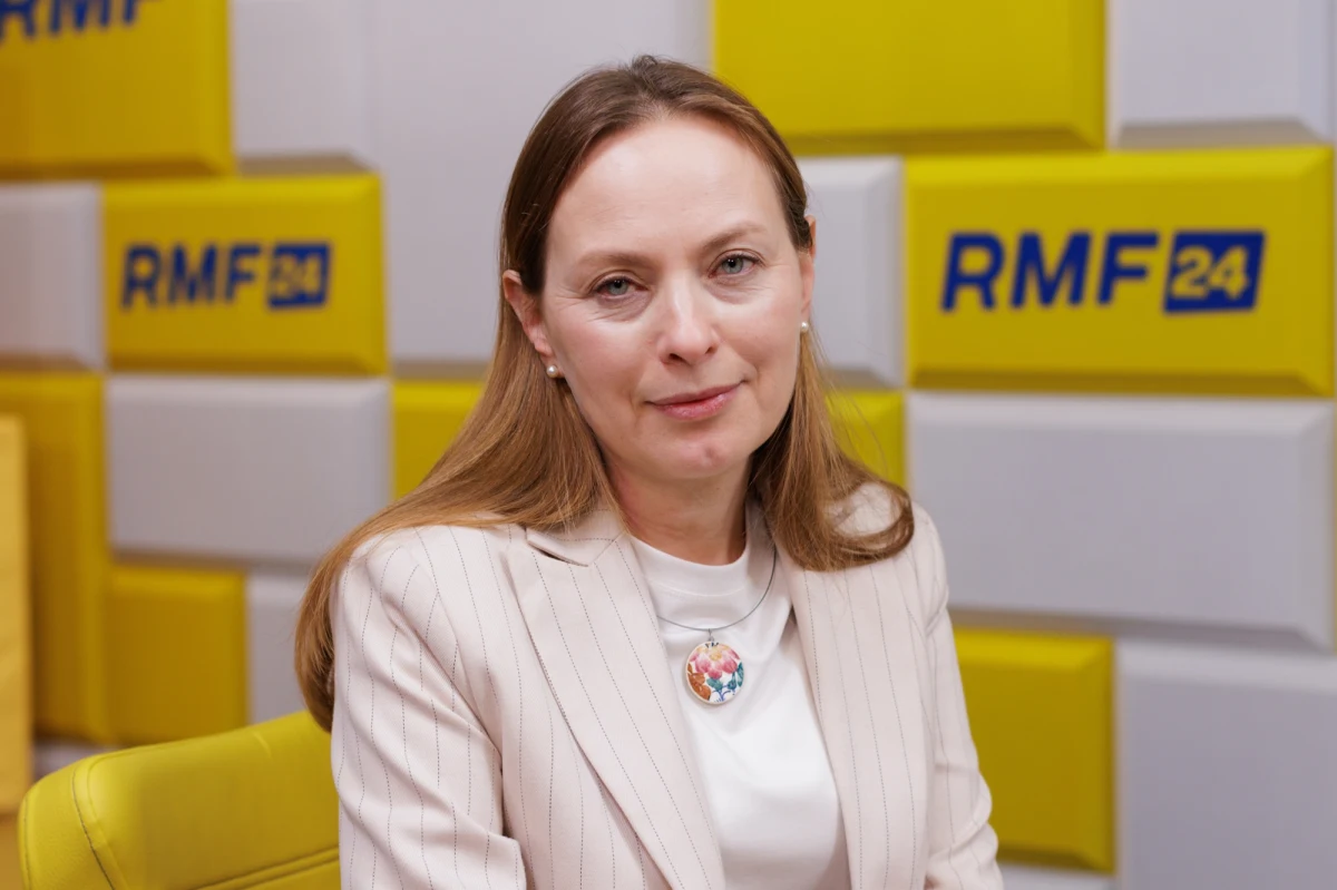 "Ogromnie niepokoi mnie polityka amerykańska. Nie ma co ukrywać, że jest czymś innym niż była. Fakt, że prezydent USA rozmawia dwie godziny z rosyjskim dyktatorem i potem wydaje oświadczenie o współpracy gospodarczej - to są wszystko rzeczy niepokojące i nie możemy tego nie widzieć" - powiedziała w Popołudniowej rozmowie w RMF FM Katarzyna Pełczyńska-Nałęcz, minister funduszy i polityki regionalnej, była ambasador Polski w Rosji. Zapowiedziała też, że przejdzie szkolenie wojskowe.