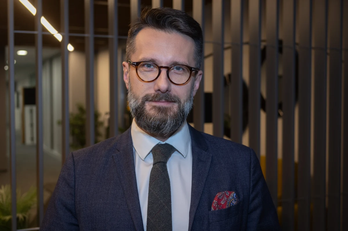 „Uchwała wspiera złe zapisy, które zostały przyjęte przez Parlament Europejski” - powiedział w rozmowie z Kacprem Wróblewskim na antenie radia RMF24 poseł Prawa i Sprawiedliwości Radosław Fogiel po głosowaniu w Sejmie nad uchwałą w sprawie bezpieczeństwa Rzeczypospolitej Polskiej. W dokumencie poparto rezolucję PE w sprawie wzmocnienia obronności Unii Europejskiej i uznano, że jeden z jej zapisów dotyczący programu Tarcza Wschód jest szczególnie istotny. Przeciw głosowali m.in. posłowie PiS i Konfederacji.