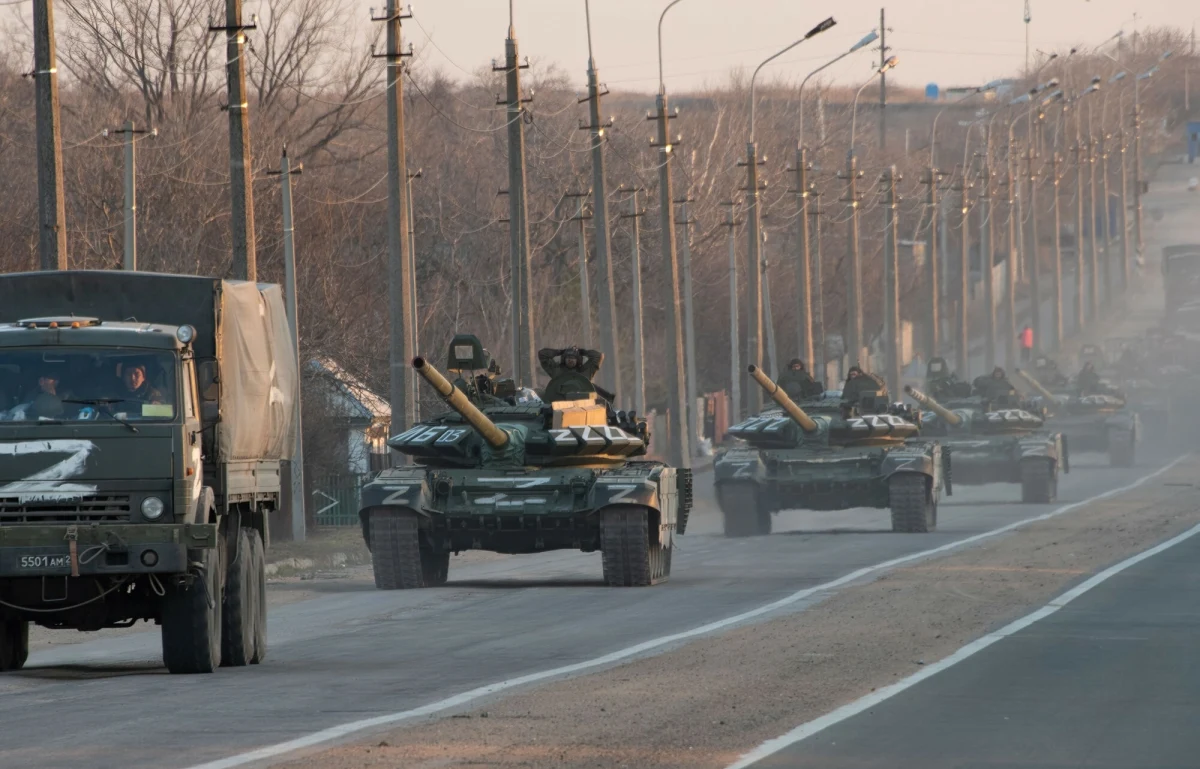 "Nie jesteśmy okrążeni" - mówili ukraińscy dowódcy o sytuacji wojsk w obwodzie kurskim w Rosji. To samo mówił w kolejnych komunikatach Wołodymyr Zełenski. "Ależ jesteście" - uparcie przypominał w publicznych wystąpieniach Donald Trump, powtarzając bezmyślnie słowa Władimira Putina i czyniąc z Białego Domu przedłużenie machiny propagandowej Kremla. Tymczasem zachodnie agencje wywiadowcze potwierdzały wersję Kijowa i dzieliły się swoimi spostrzeżeniami z Waszyngtonem. Ukraińcy w obwodzie kurskim znaleźli się faktycznie w trudnej sytuacji, ale nigdy nie byli otoczeni.