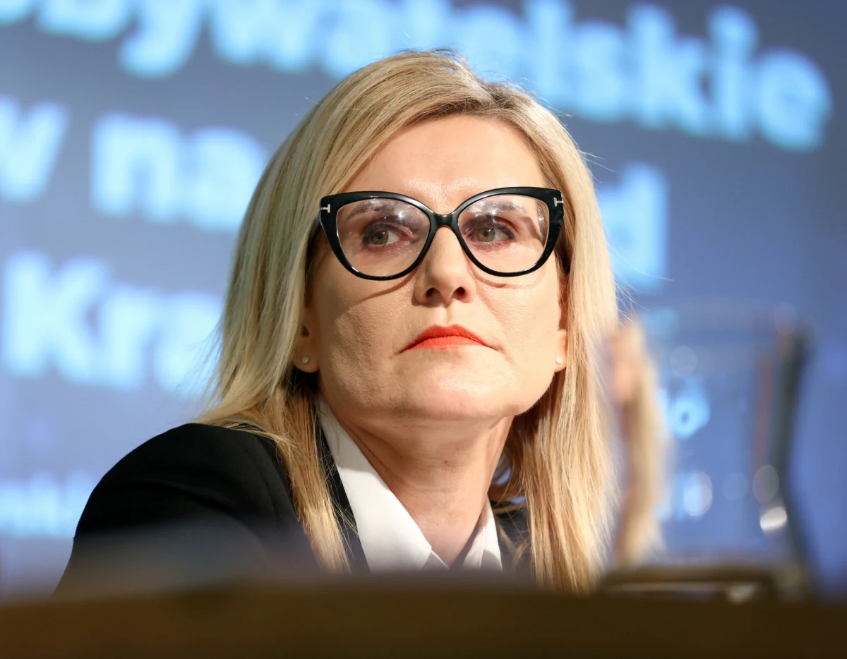 Prokurator Ewa Wrzosek złożyła do prokuratora krajowego zawiadomienie o podejrzeniu przestępstwa. W czwartek poinformowała, że dotyczy ono opublikowania na jednym z profili w mediach społecznościowych dokumentu w postaci kwestionariusza paszportowego zawierającego jej dane osobowe. Udostępniła też nagranie, na którym w co najmniej nieparlamentarny sposób wypowiadają się o prokurator europoseł Jacek Ozdoba oraz posłowie Marek Suski i Jan Kanthak.