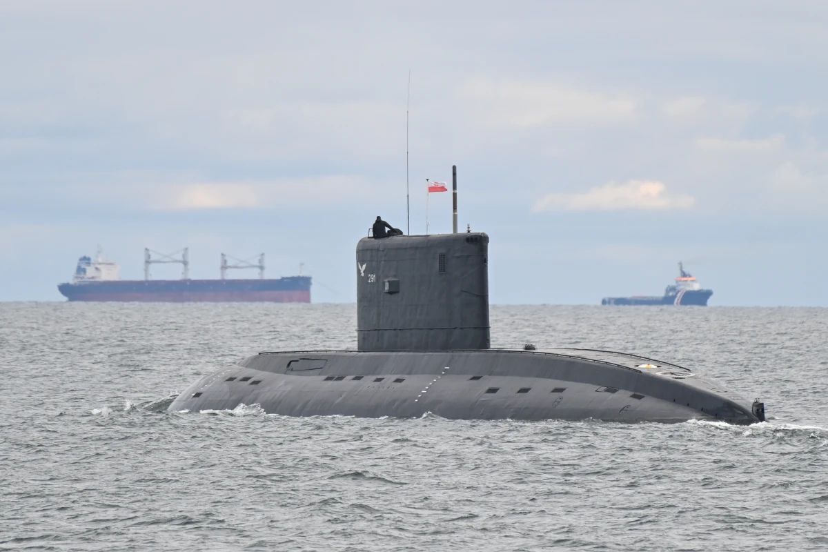 Polska kupi okręty podwodne za pieniądze z puli 150 mld euro unijnych pożyczek na obronę - dowiedziała się dziennikarka RMF FM w Brukseli. Miliardy euro trafią także do polskich zakładów przemysłowych zrzeszonych w PGZ. Z tanich unijnych pożyczek zostanie również sfinansowana Tarcza Wschód.