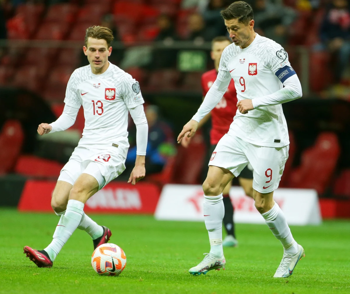 Meczem Polska - Litwa na PGE Narodowym w Warszawie Biało-Czerwoni rozpoczną w piątek walkę o awans na piłkarskie mistrzostwa świata. Przed reprezentacją Polski długa droga, by zakwalifikować się na przyszłoroczny mundial w USA, Kanadzie i Meksyku.