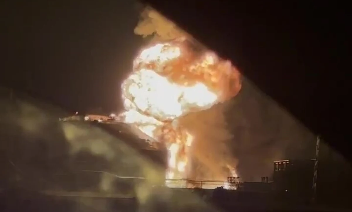 Dwóch strażaków zostało rannych po tym, jak w składzie ropy naftowej w Kraju Krasnodarskim na południu Rosji doszło do eksplozji. Zakład płonie nieprzerwanie od 19 marca po ataku ukraińskiego drona.