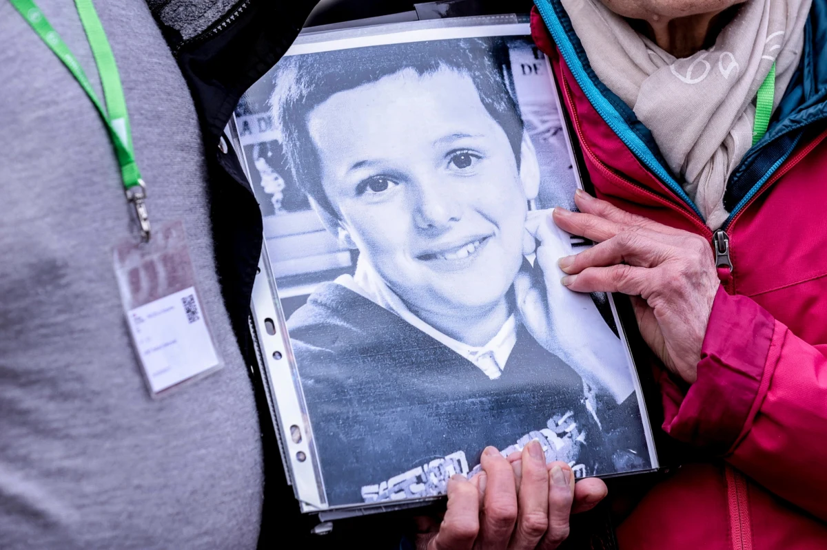 74-letni były francuski chirurg, który stanął przed sądem za molestowanie seksualne 299 swoich pacjentów, przyznał się do wszystkich zarzutów. To przełom w tej sprawie. Jego ofiarami były głównie dzieci. Proces ten stał się największym procesem o molestowanie dzieci w historii Francji.  