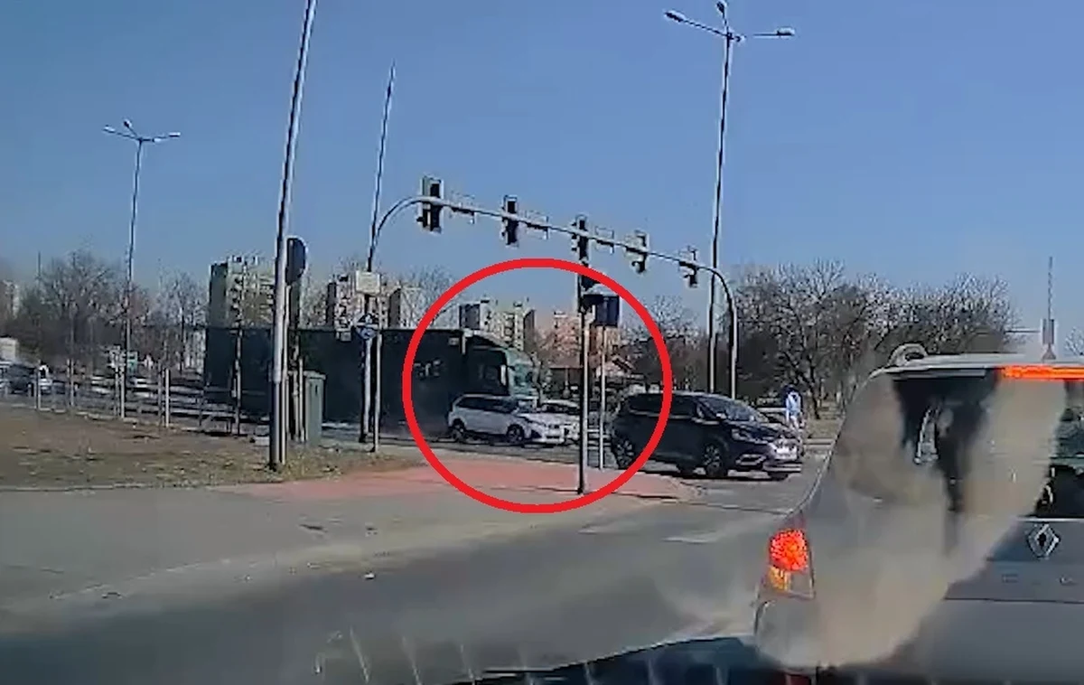 Co najmniej do wieczora potrwają utrudnienia na ulicy Opolskiej w Krakowie - informuje krakowska policja. To pokłosie wypadku, do którego doszło w czwartek. Ciężarówka uderzyła w samochód przed sobą, potem w sygnalizację świetlną i kilka pojazdów jadących w przeciwną stronę. Ranne zostały cztery osoby. Na Gorącą Linię RMF FM dostaliśmy nagranie, na którym widać moment wypadku.