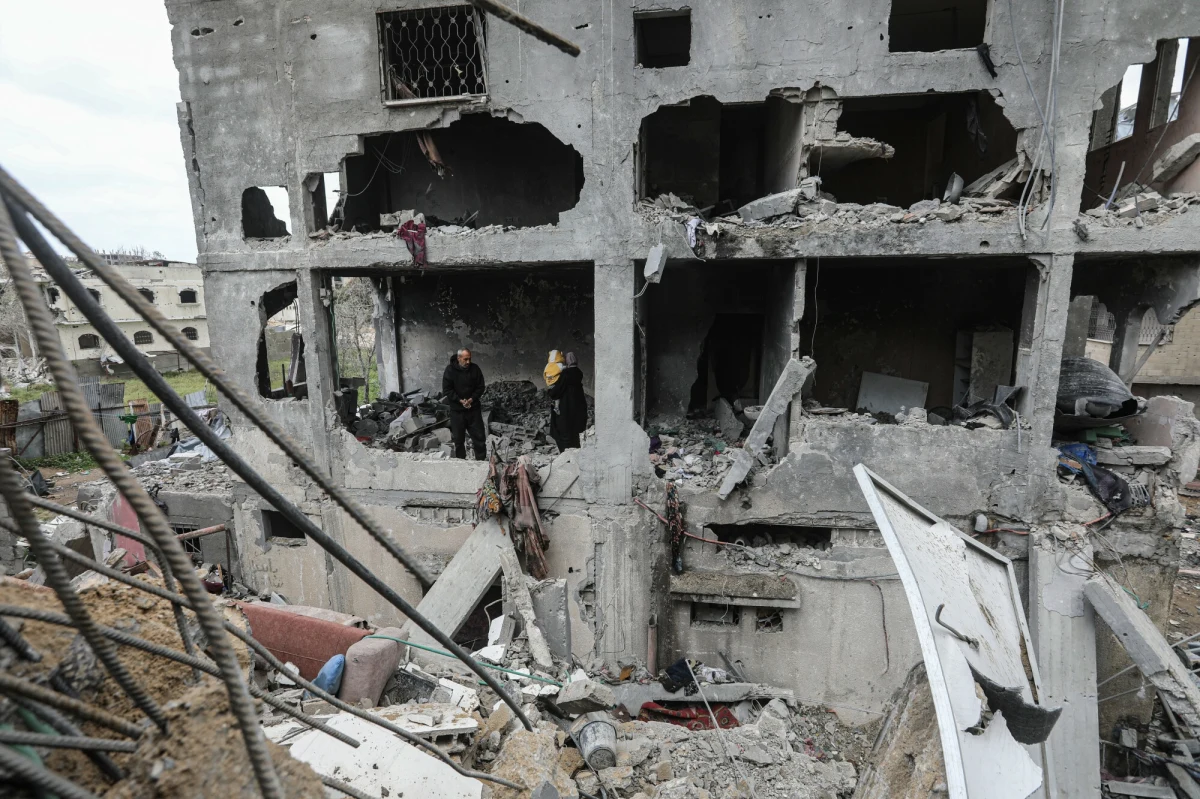 Spod gruzów zawalonego budynku mieszkalnego w Chan Junus na południu Strefy Gazy ratownicy wyciągnęli dziewczynkę, która urodziła się zaledwie 25 dni wcześniej, jeszcze podczas krótkotrwałego zawieszenia broni. Jej rodzice i brat zginęli w izraelskim ataku powietrznym, do którego doszło w nocy ze środy na czwartek.