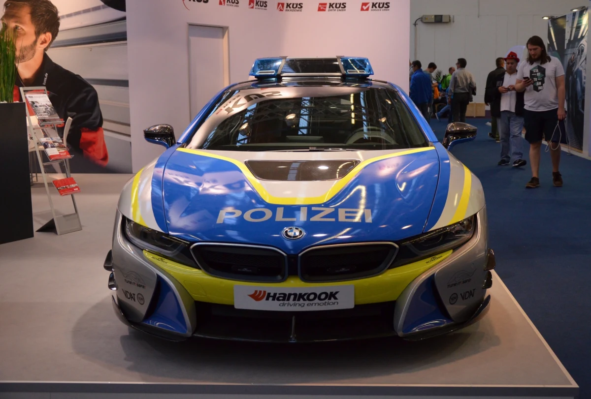 Policja w Badenii-Wirtembergii na południu Niemiec prowadzi pilotażowy projekt wykorzystania samochodów elektrycznych. Inicjatywę zdecydowanie skrytykował policyjny związek zawodowy. Okazało się bowiem, że z powodu rozładowanych baterii funkcjonariusze nie mogli wyjechać na akcje. Policjanci zamiast ścigać przestępców, spędzają czas na stacji ładowania.