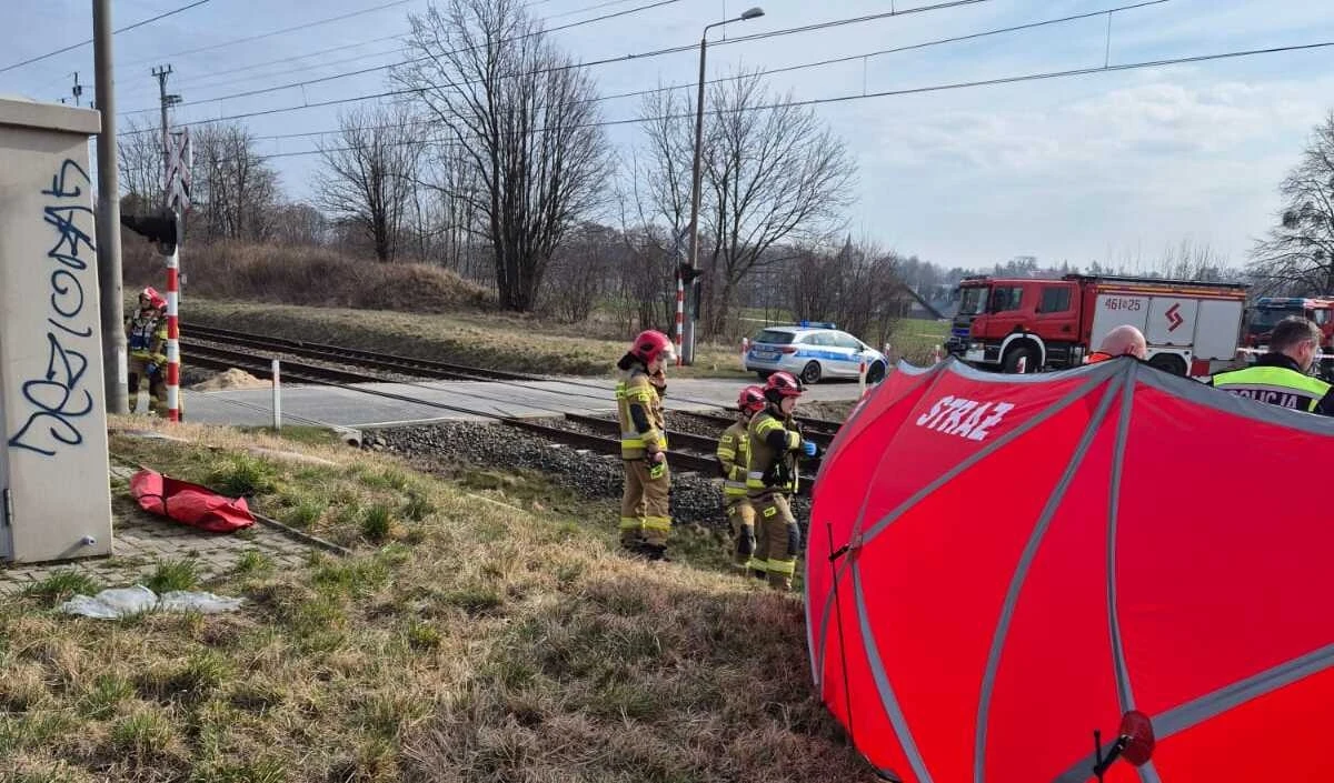 Dwie osoby zginęły w zderzeniu samochodu osobowego z pociągiem na niestrzeżonym przejeździe kolejowym w Rudzienicach koło Iławy w województwie warmińsko-mazurskim.