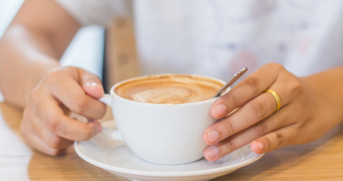 Dodawaj pół łyżeczki do kawy z mlekiem. "Wycisza" stany zapalne, poprawia nastrój