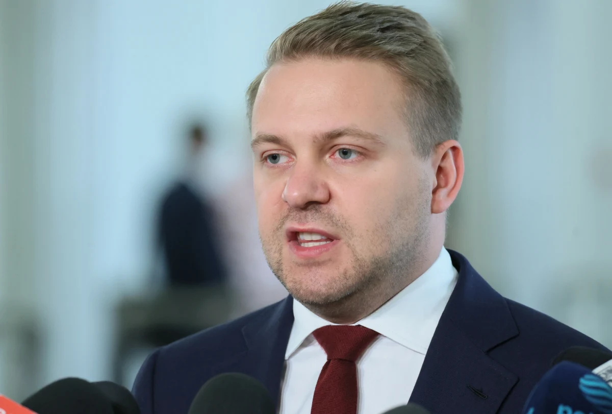 "Nie przesądzam, czy w sprawie słów europosła PiS Jacka Ozdoby o prokurator Ewie Wrzosek zostanie wszczęte postępowanie" - powiedział prokurator krajowy Dariusz Korneluk. Śledczy analizują nagranie TVP Info, na którym słychać, jak Ozdoba mówi: "Ja ją pchnę". Niech s*******a". Korneluk stwierdził, że w nagraniu "nie ma nawet zamiaru, są rozważania" ws. czynów wobec prok. Wrzosek.