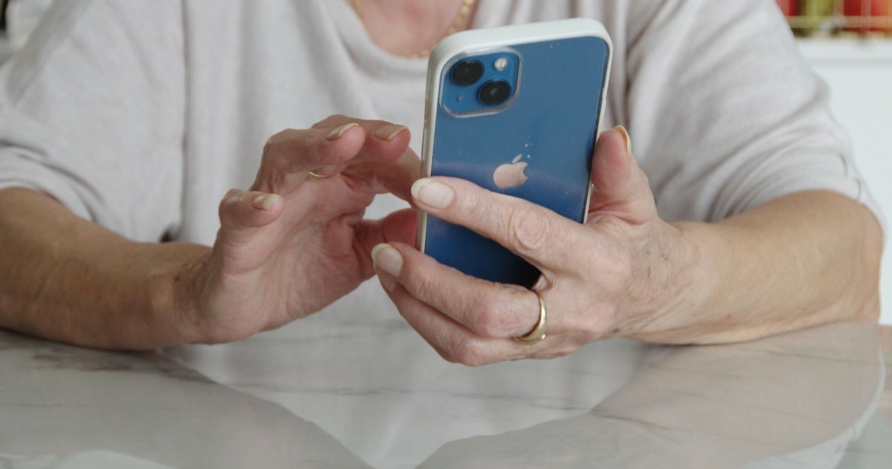 Ten SMS trafia do kolejnych Polaków. Oszuści wykorzystują firmę kurierską