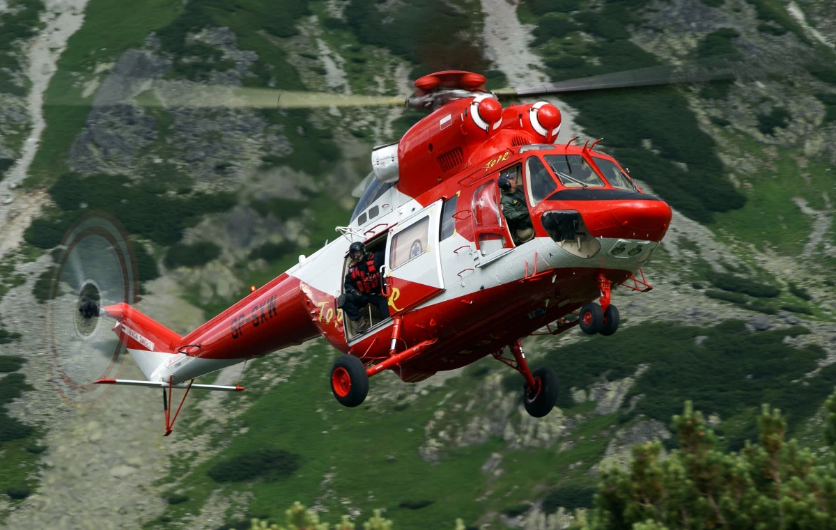 Akcja ratowników TOPR. Ewakuowali ze ściany Kazalnicy Mięguszowieckiej w Tatrach dwóch taterników.