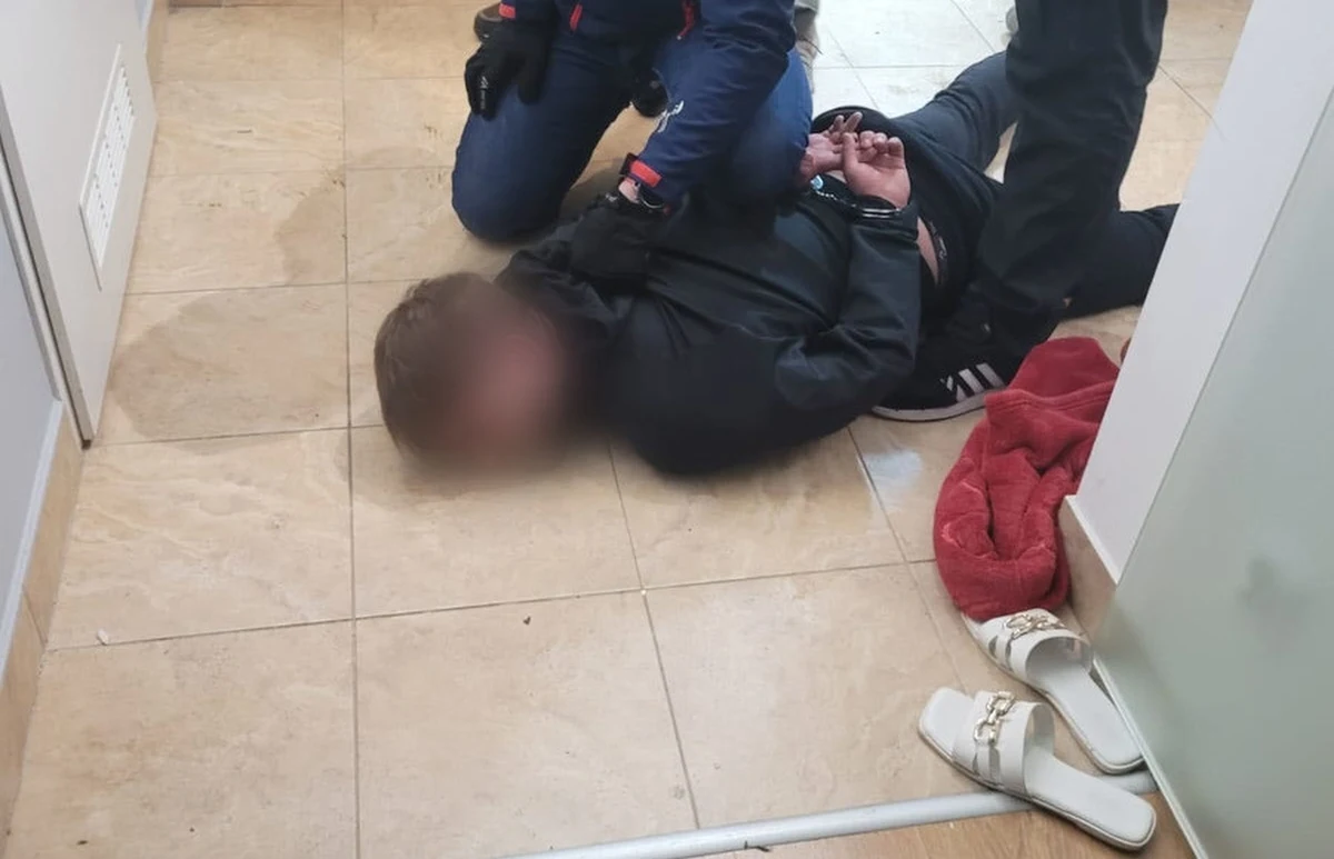 Przestępstwa narkotykowe, nielegalne posiadanie broni i uprowadzenie - o to podejrzany jest mężczyzna, który został zatrzymany przez krakowskich policjantów. 23-letni Polak był poszukiwany przez szwedzki wymiar sprawiedliwości dwoma Europejskimi Nakazami Aresztowania.