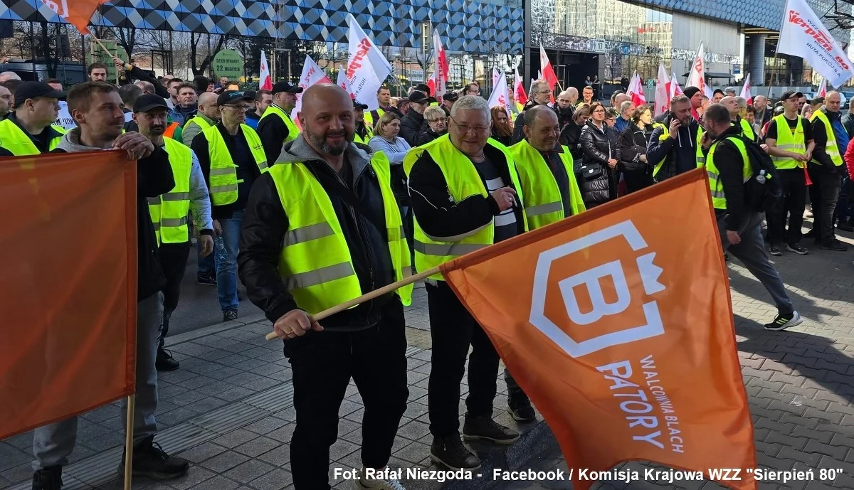 "Bardzo źle się dzieje. Od roku spółka, na przykład Huta Pokój Profile, jest w sposób skandaliczny zadłużana" - powiedział jeden z uczestników demonstracji hutników w centrum Katowic. W zgromadzeniu uczestniczyli pracownicy kilku zakładów. Mówili, że bronią swoich miejsc pracy. Ale domagają się też inwestycji w zakładach.