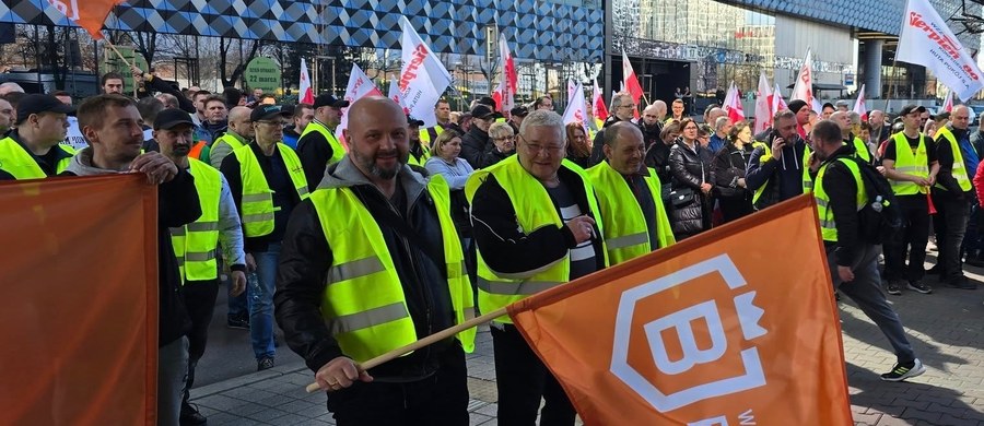 "Bardzo źle się dzieje. Od roku spółka, na przykład Huta Pokój Profile, jest w sposób skandaliczny zadłużana" - powiedział jeden z uczestników demonstracji hutników w centrum Katowic. W zgromadzeniu uczestniczyli pracownicy kilku zakładów. Mówili, że bronią swoich miejsc pracy. Ale domagają się też inwestycji w zakładach.