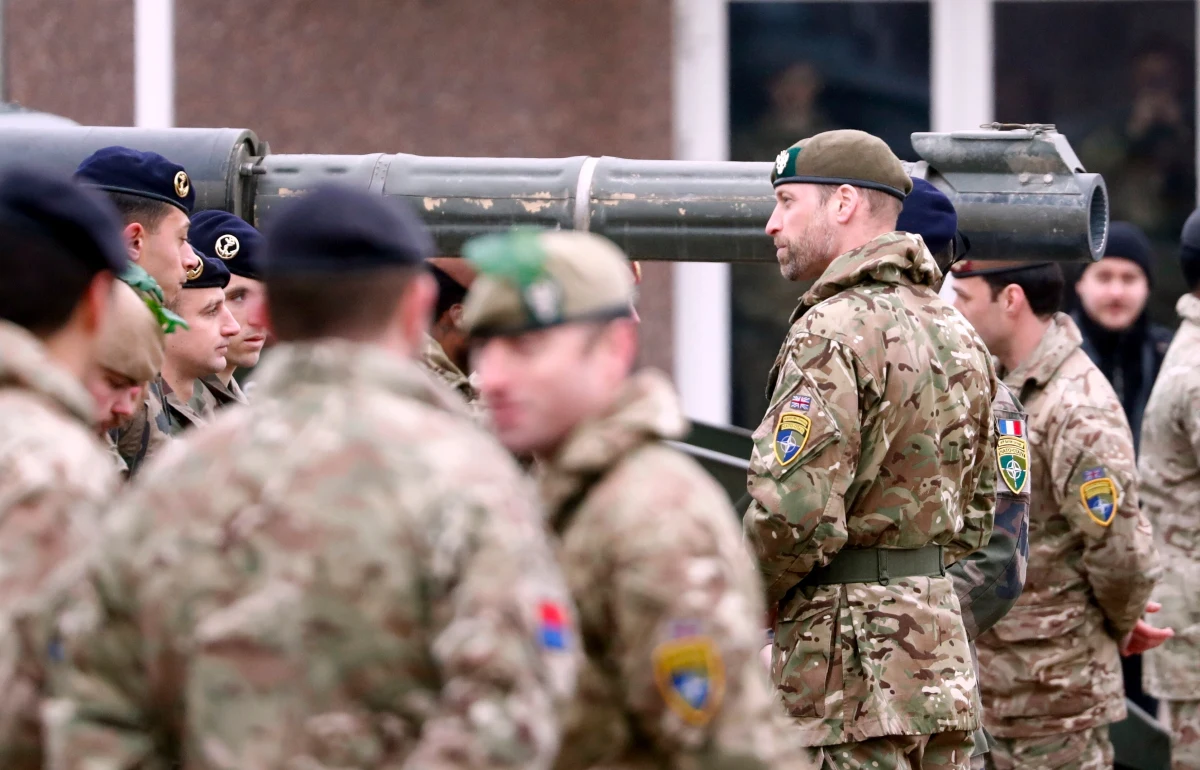 Książę William przybył do Estonii, gdzie odwiedził brytyjskich żołnierzy strzegących wschodniej granicy NATO z Rosją. "Książę w mundurze wojskowym, wyglądający z czołgu Challenger 2 i opancerzonego wozu bojowego, wysyłał sygnał o zaangażowaniu Wielkiej Brytanii w odstraszanie Rosji od wszelkiej agresji" - zauważa portal BBC.