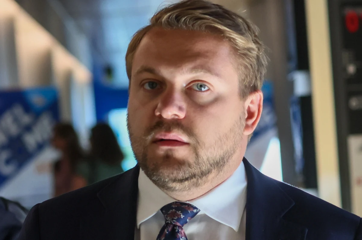 "W mojej ocenie nie można akceptować zachowania posła godzącego w dobre imię i godność innych osób" - napisał o Jacku Ozdobie prokurator generalny Adam Bodnar w piśmie skierowanym do przewodniczącej Parlamentu Europejskiego Roberty Metsoli. Bodnar chce, aby sprawą zajął się PE. Chodzi o słowa europosła PiS wypowiedziane podczas poniedziałkowej demonstracji w Warszawie w związku ze śmiercią Barbary Skrzypek. Na opublikowanym nagraniu słyszymy, jak Jacek Ozdoba mówi o Ewie Wrzosek: "Ja ją popchnę, niech spie**la".